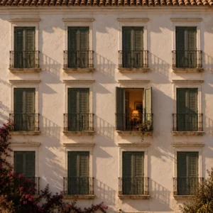 Closed shutters with one open: the holiday let licence freeze in Malaga